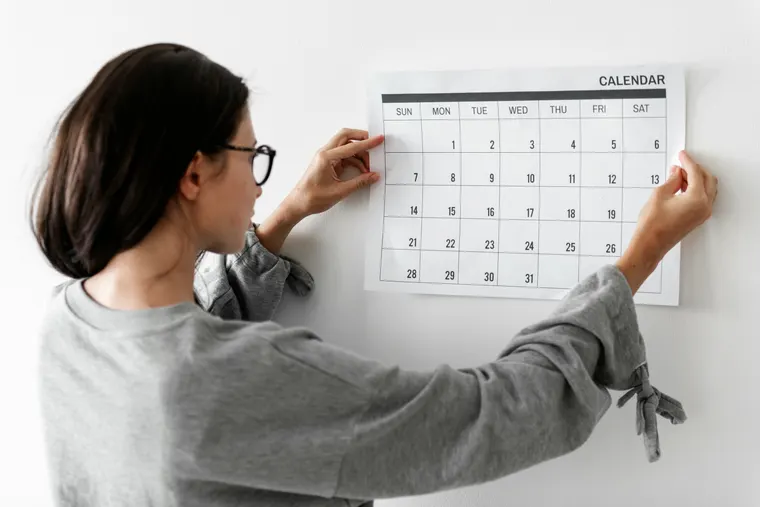 Esthéticienne en blouse organisant ses rendez-vous