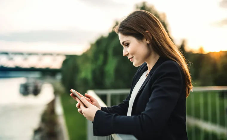 Professionnelle indépendante consultant son agenda sur son téléphone
