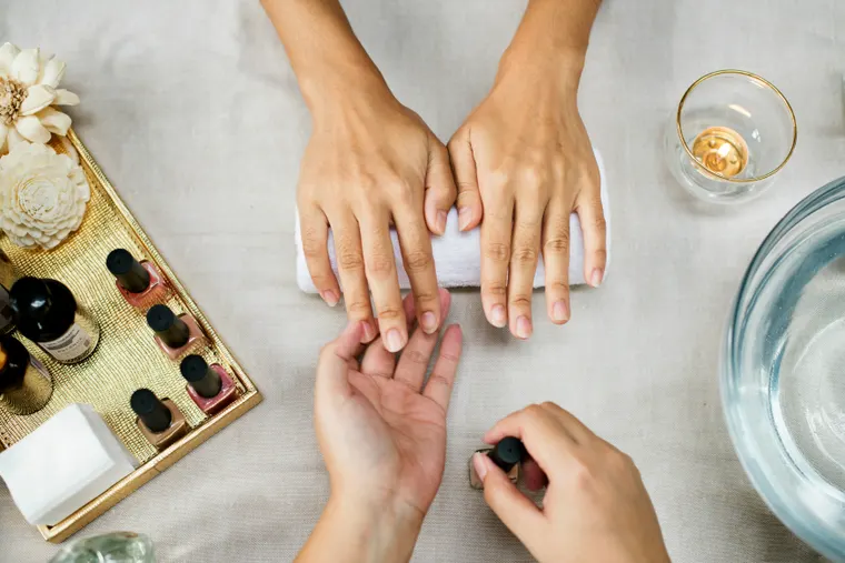 Soin des ongles et pose de vernis, gros plan sur les mains