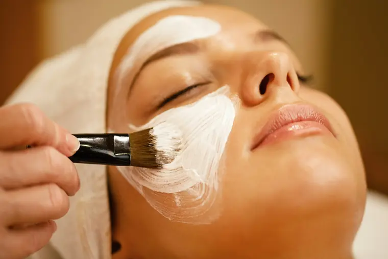 Application d’un masque lors d’un soin du visage